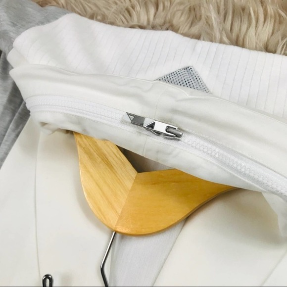 NWT Under Armour White & Grey Vest with Built in Hood-Small - Picture 3 of 6